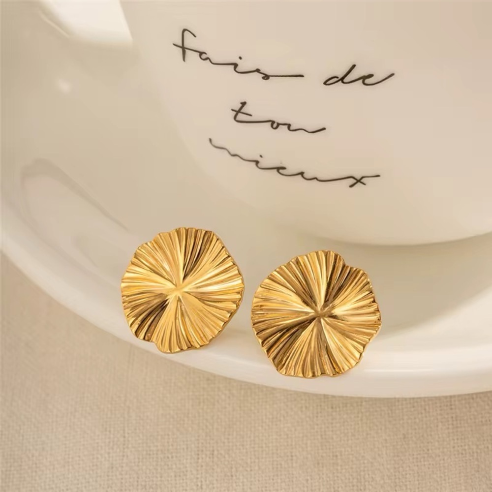 18K Gold Plated Leaf Stud Earrings - Picture 5 of 7